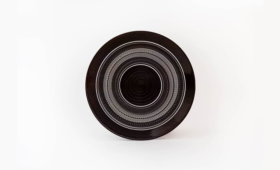 鉄黒釉白線鉋平皿