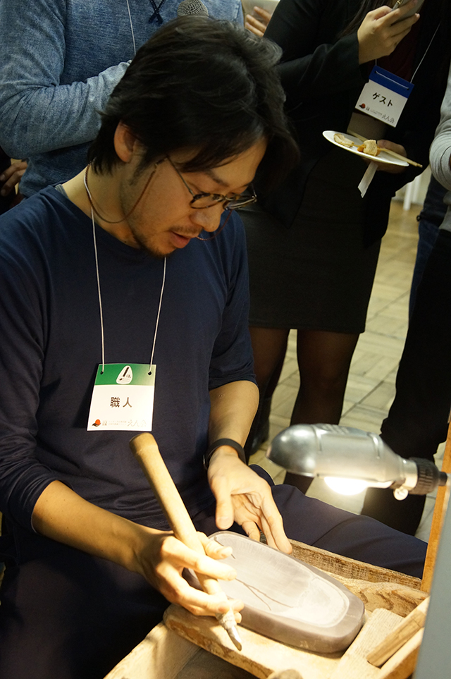 　製硯師　青栁貴史さんによる製硯の実演