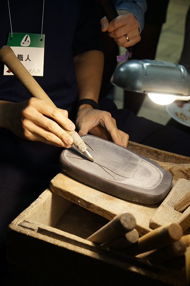 宝研堂　製硯師　青栁貴史さんによる製硯の体験