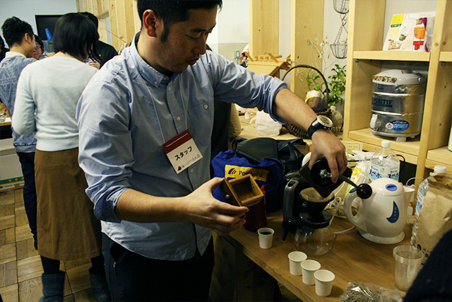 手仕事図鑑ビデオグラファーの佐藤さんが淹れるコーヒー