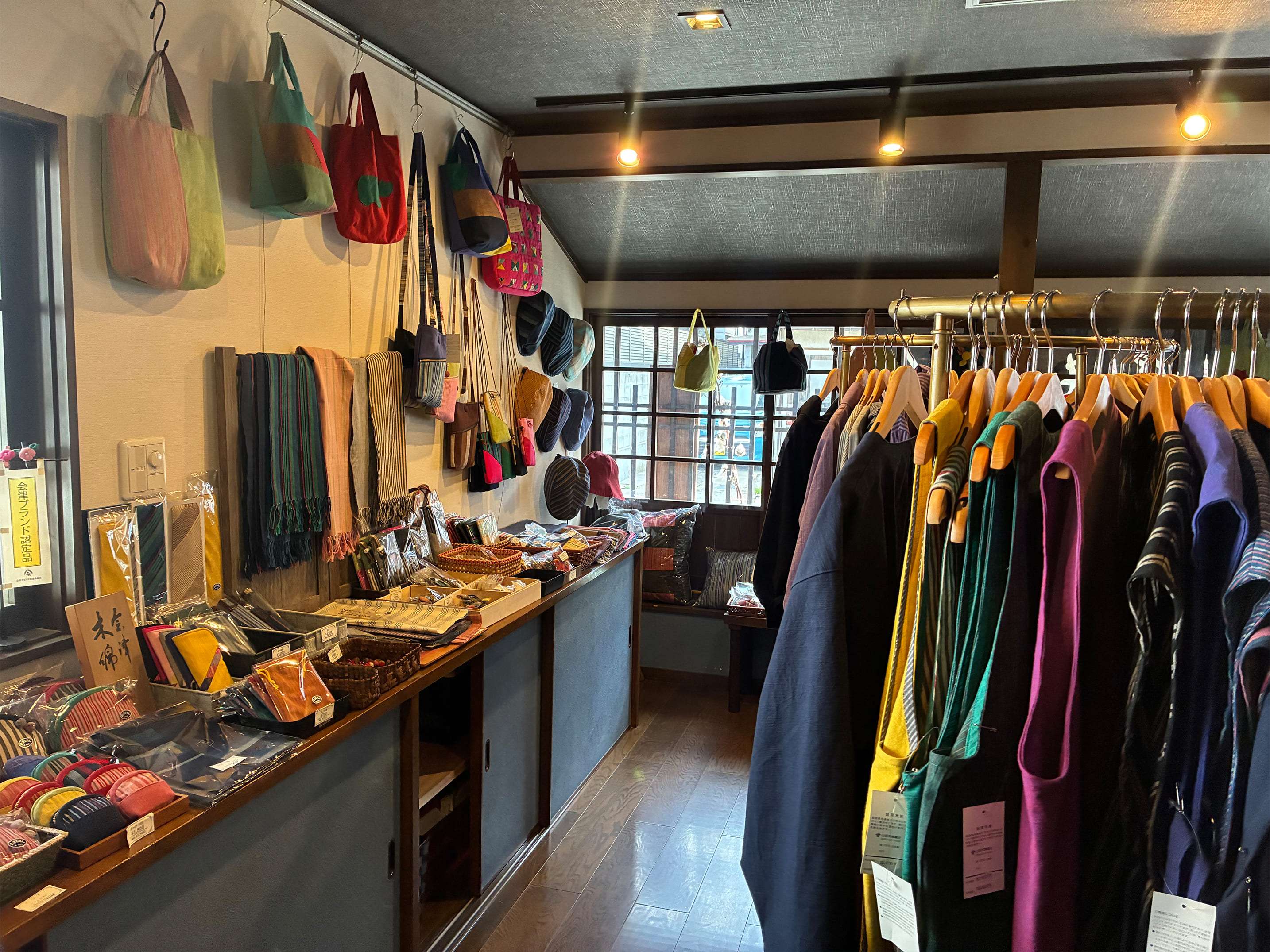 手で作業をする職人の姿と作業風景