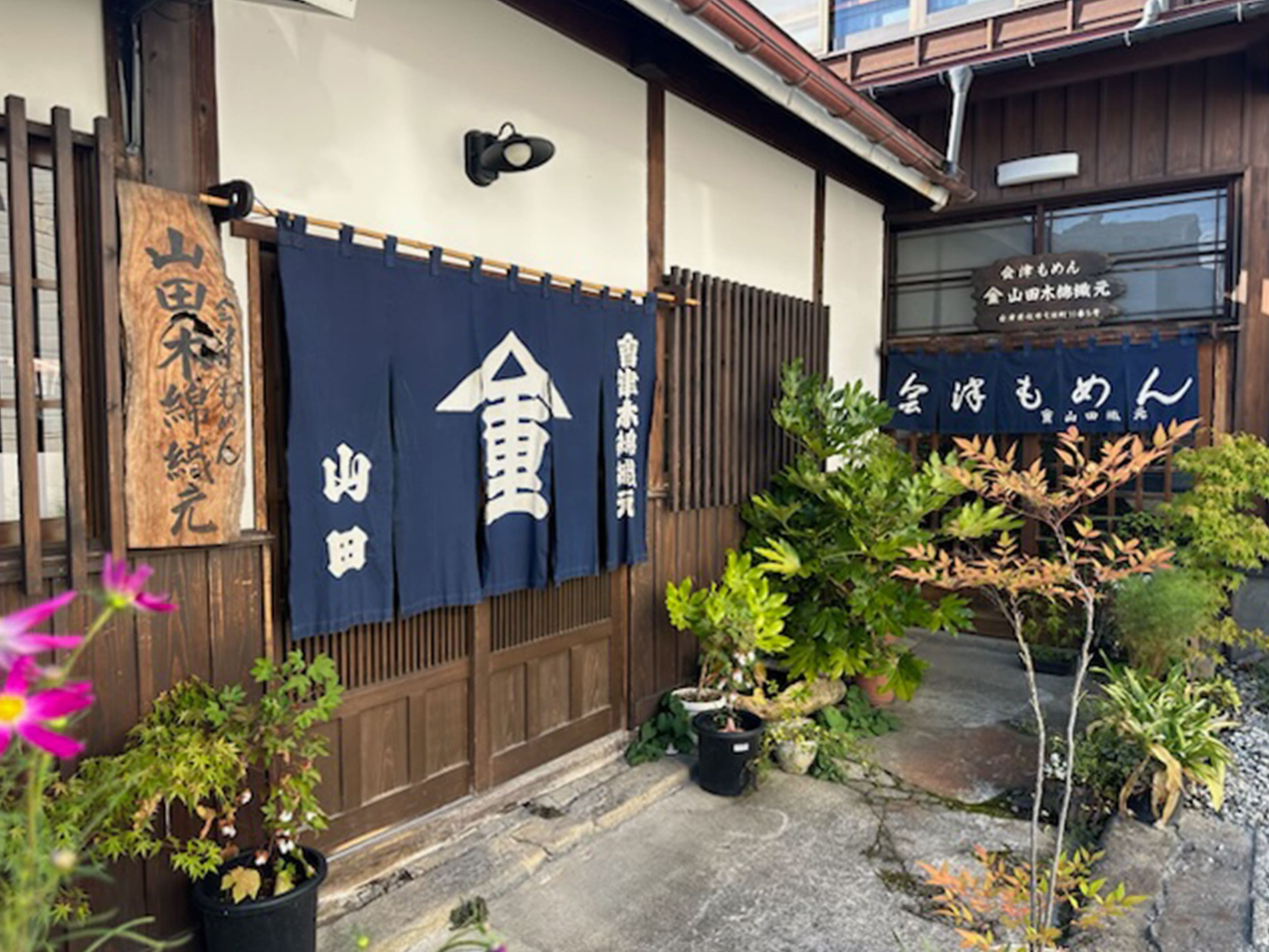 木材で作られた大小の高柴木馬