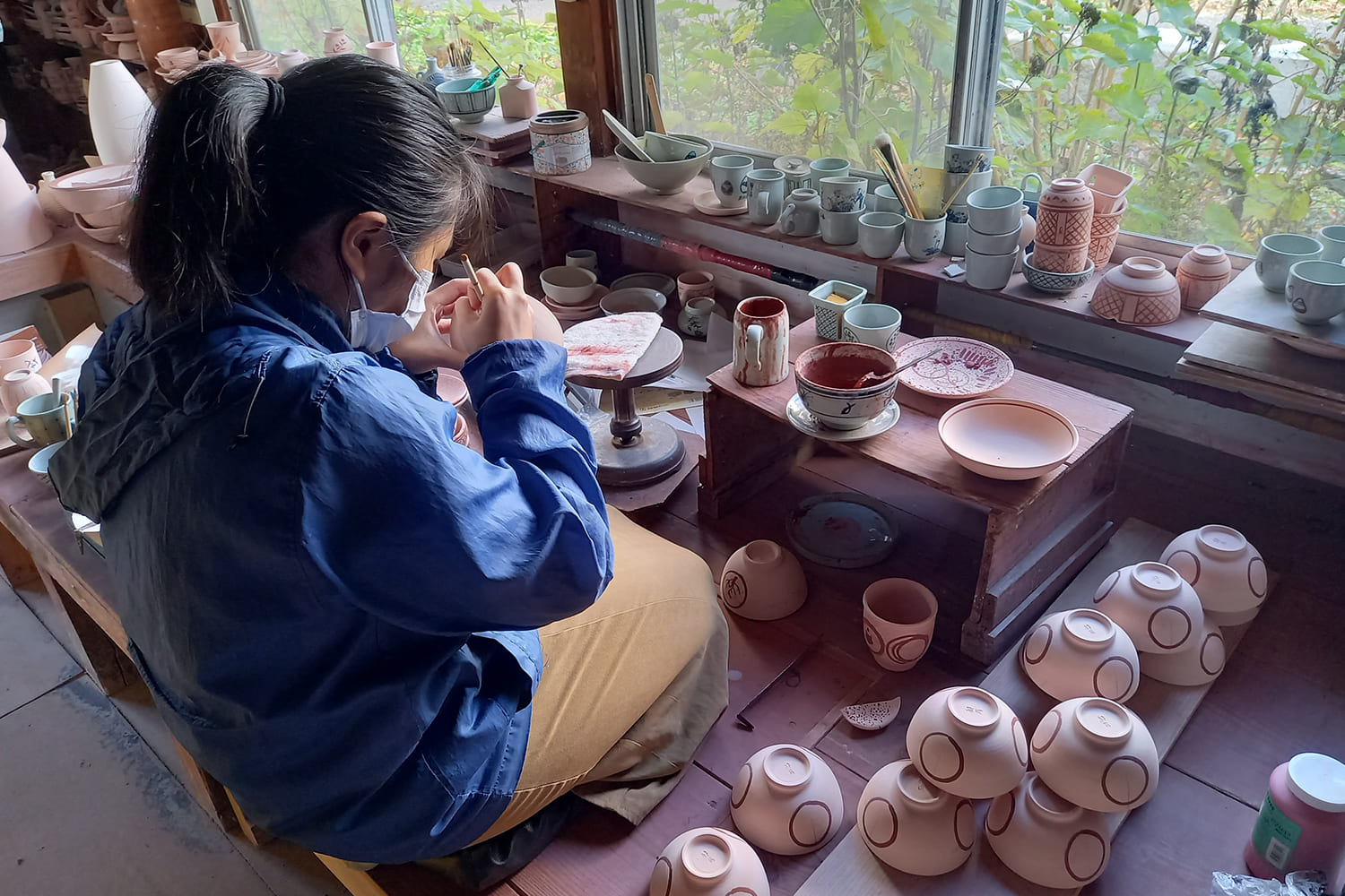 作業中の職人と並べられた作品