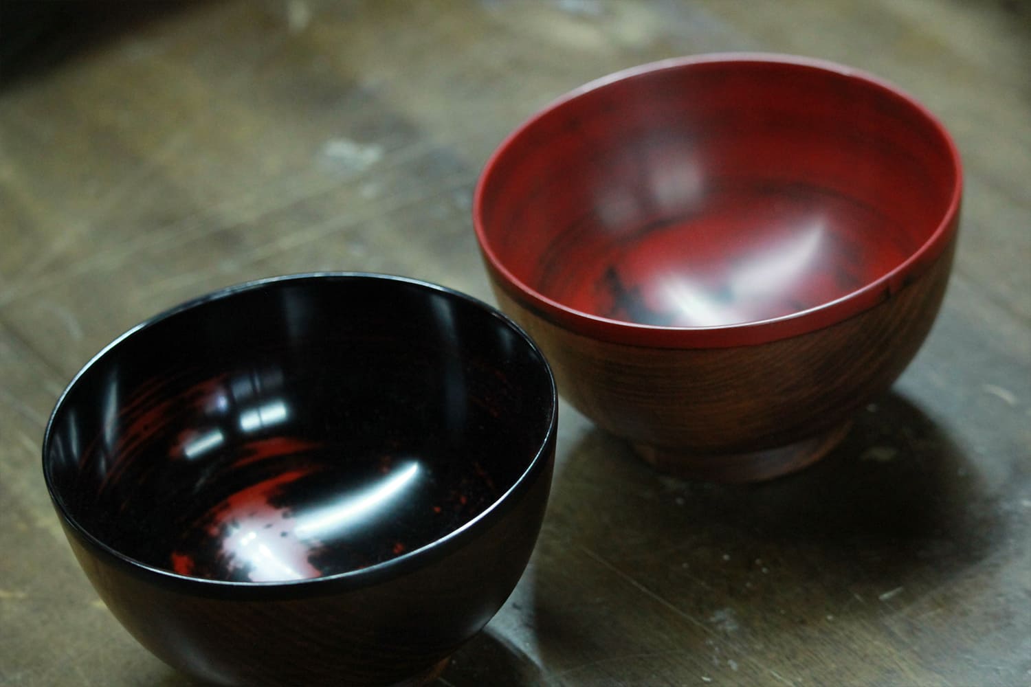 黒と赤の会津漆器2つ
