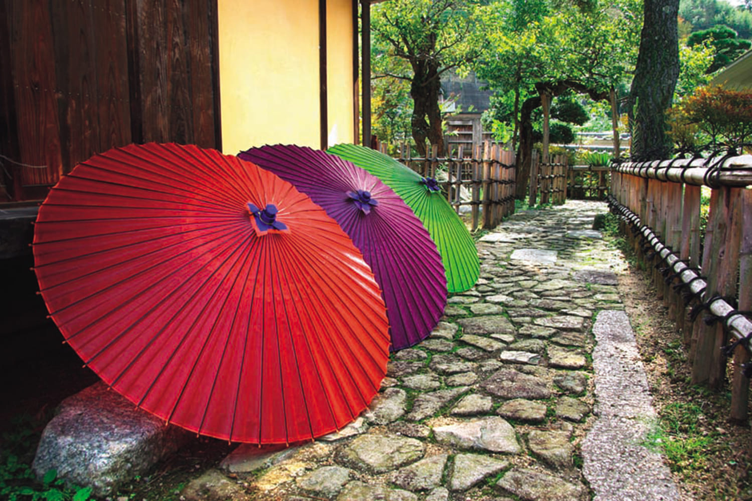 職人が紙を漉いている様子