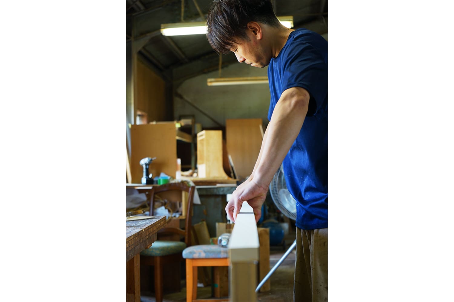 塗作業を行う職人の手元