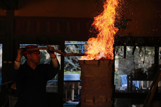 鋳物する様子