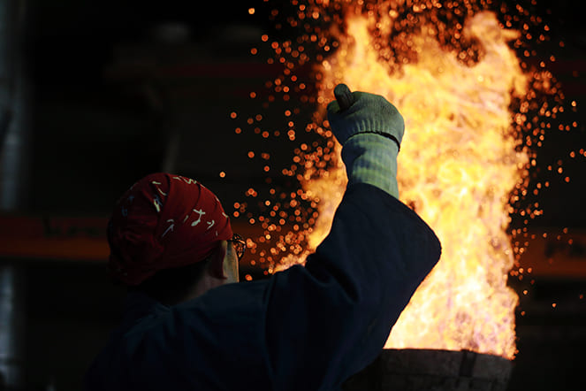 芦屋釜を鋳物して制作中