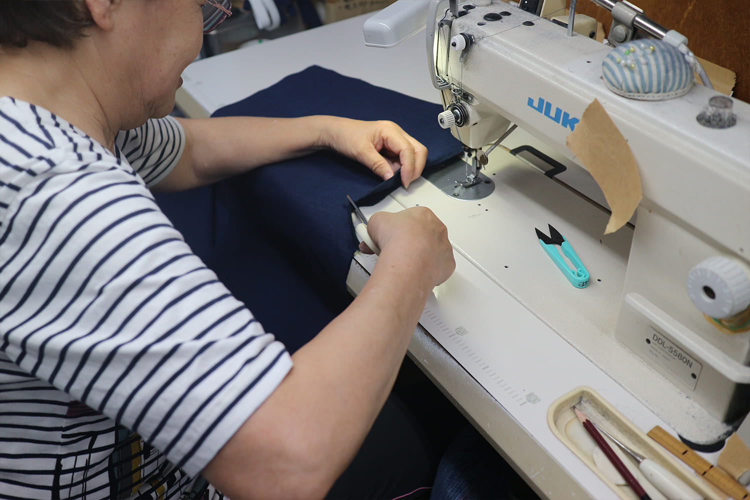 塗作業を行う職人の手元