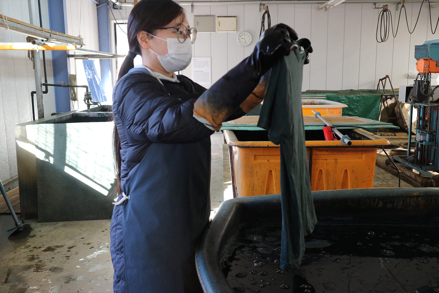 塗作業を行う職人の手元