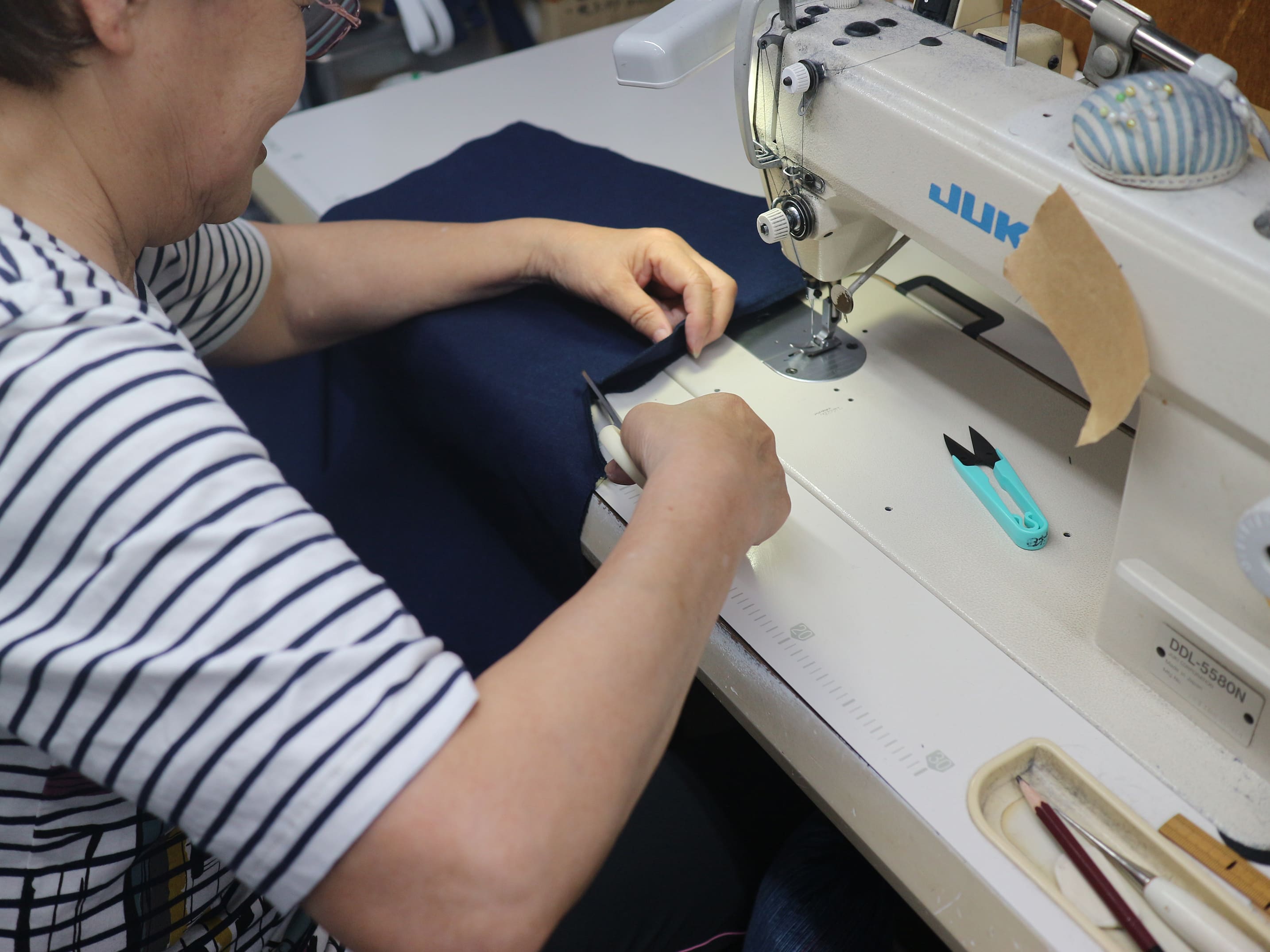 職人の手仕事によって繊細に葺き上げられた茅葺神棚