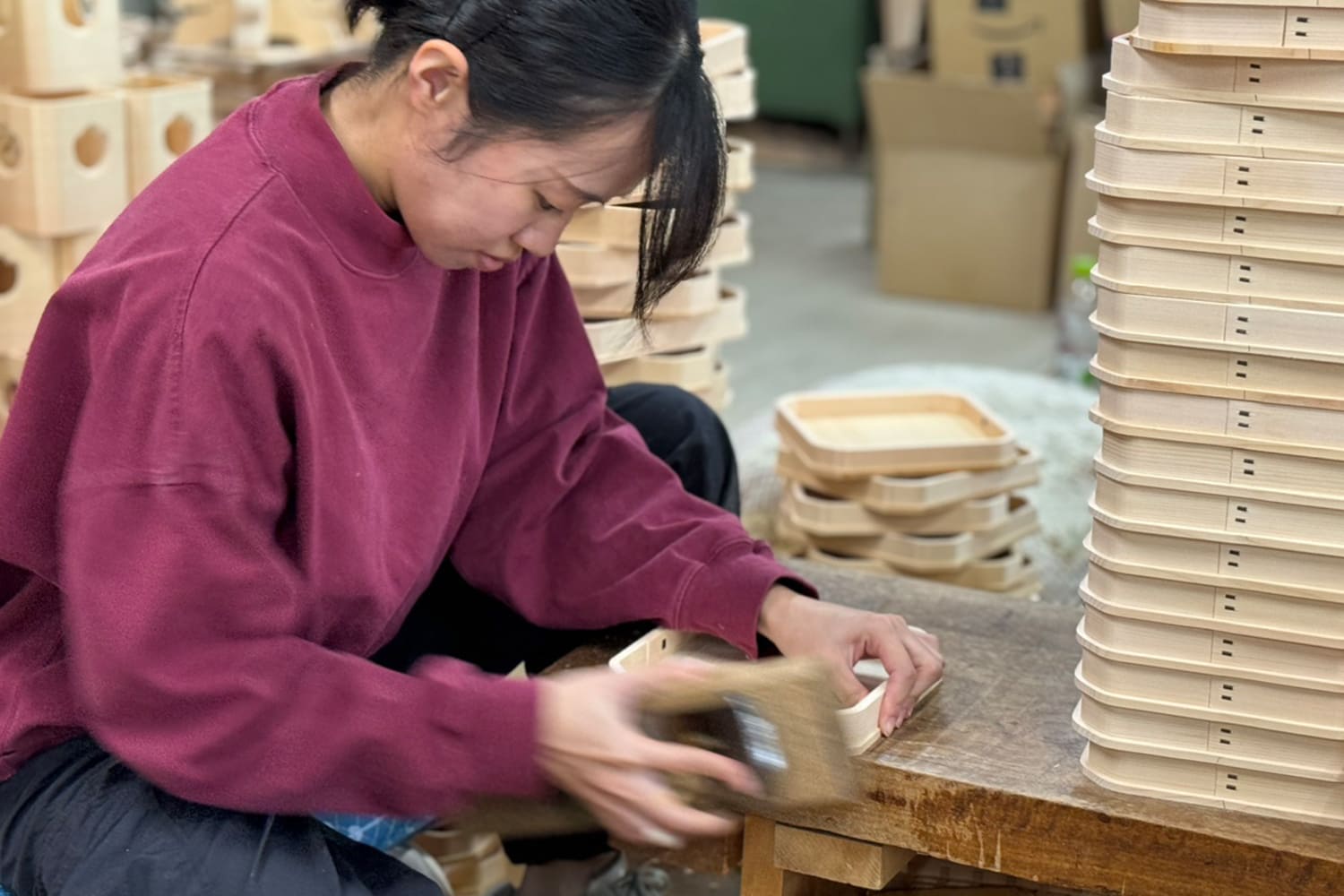 制作中の女性職人