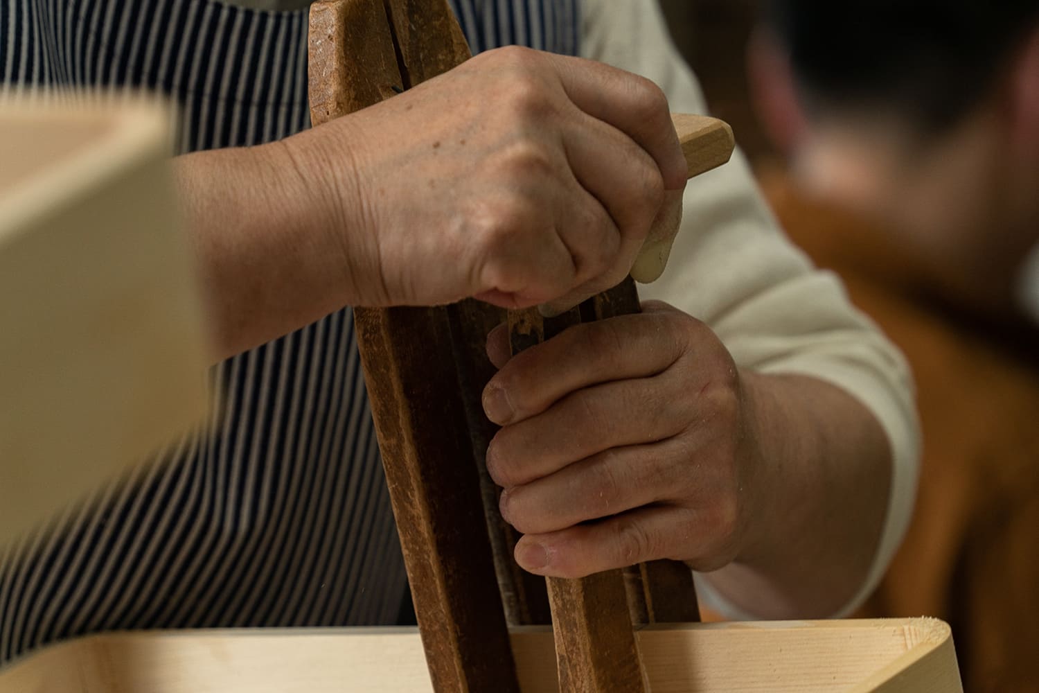 制作中の職人の腕