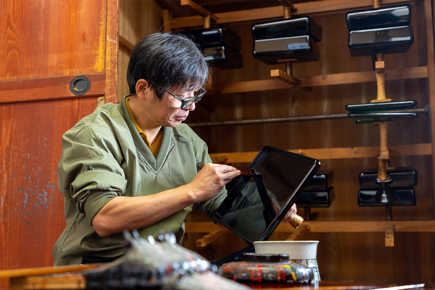 漆を塗っている様子（越前漆器）