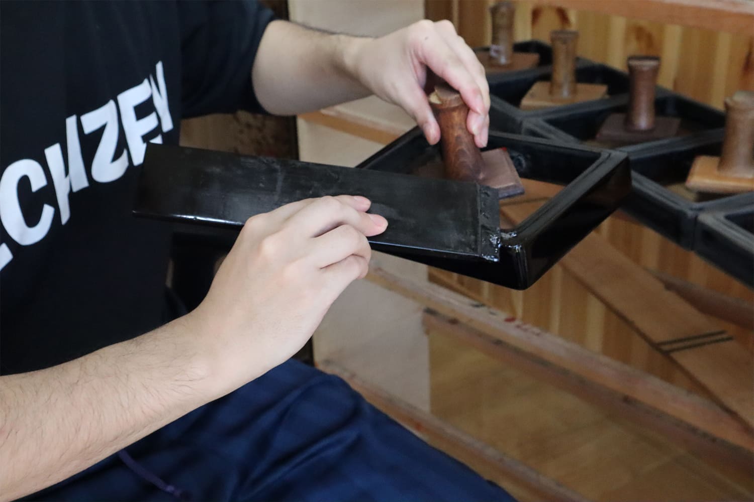 漆を塗っている様子（越前漆器：手元）