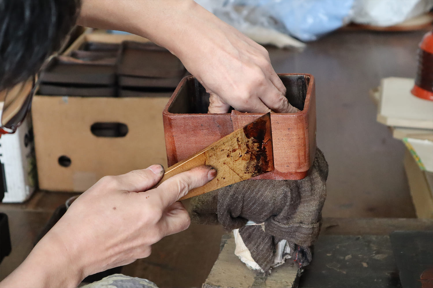 職人が漆を塗っている様子（越前漆器：手元）