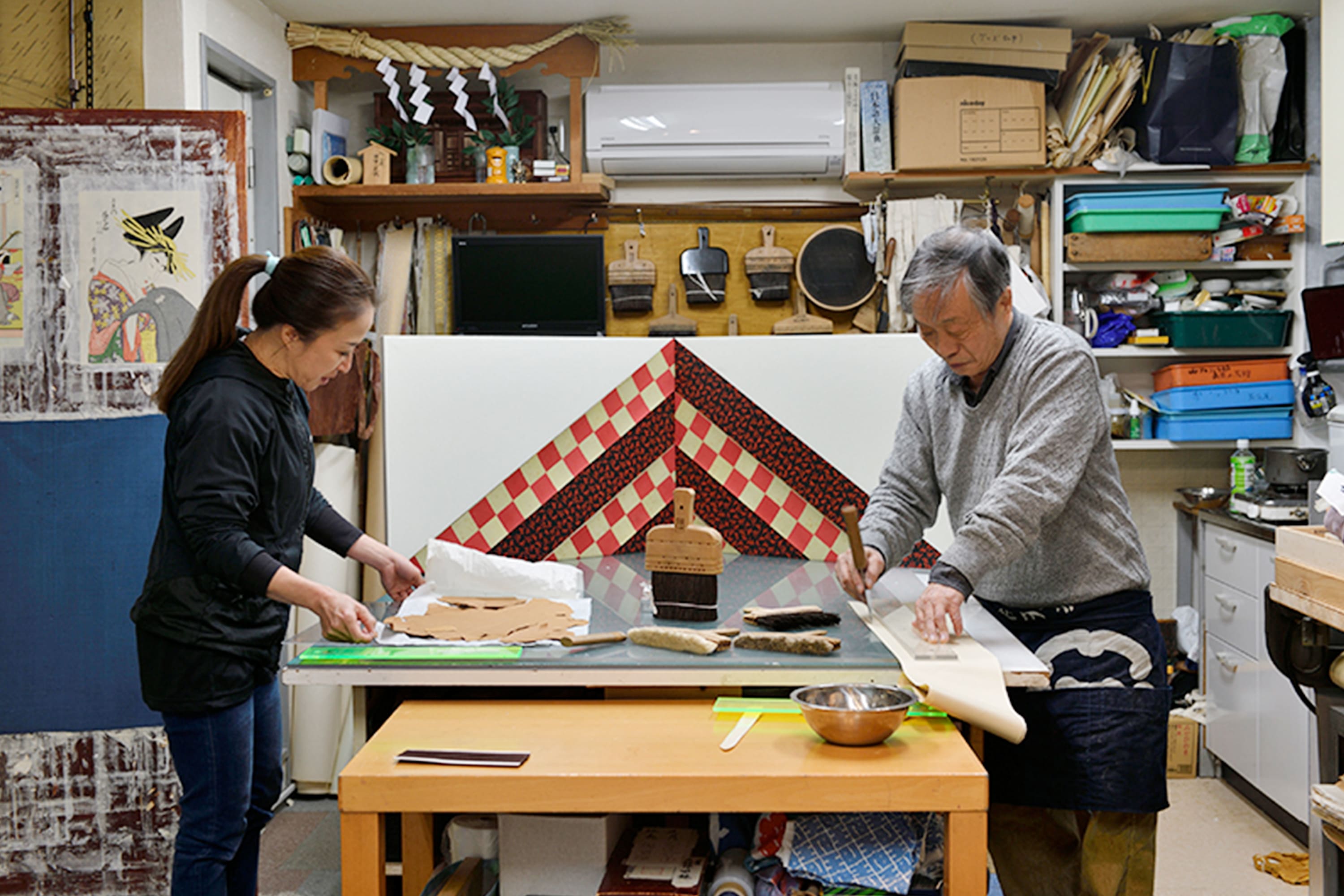 江戸表具職人2人で作業をする様子