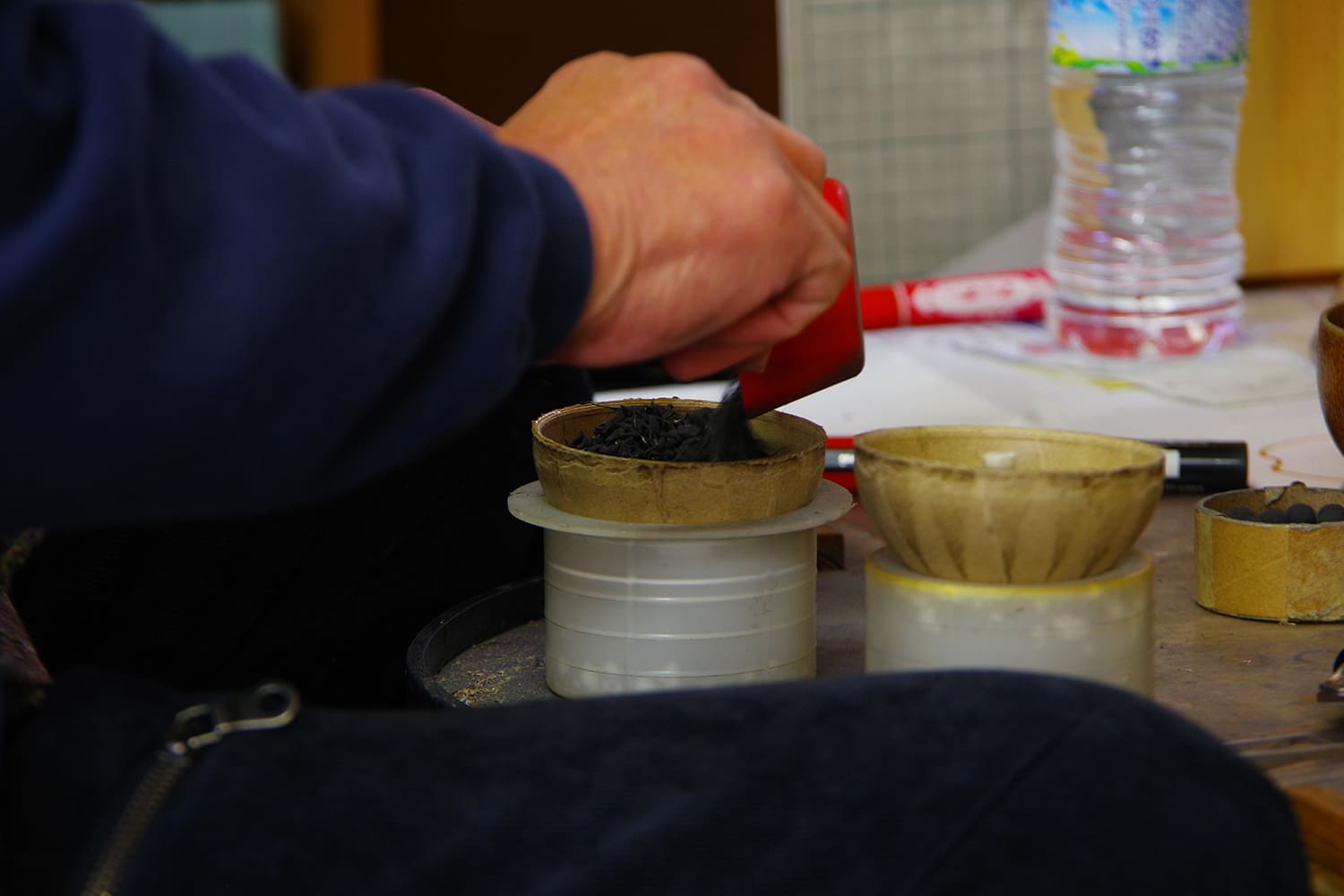 花火の玉を込める玉込め作業