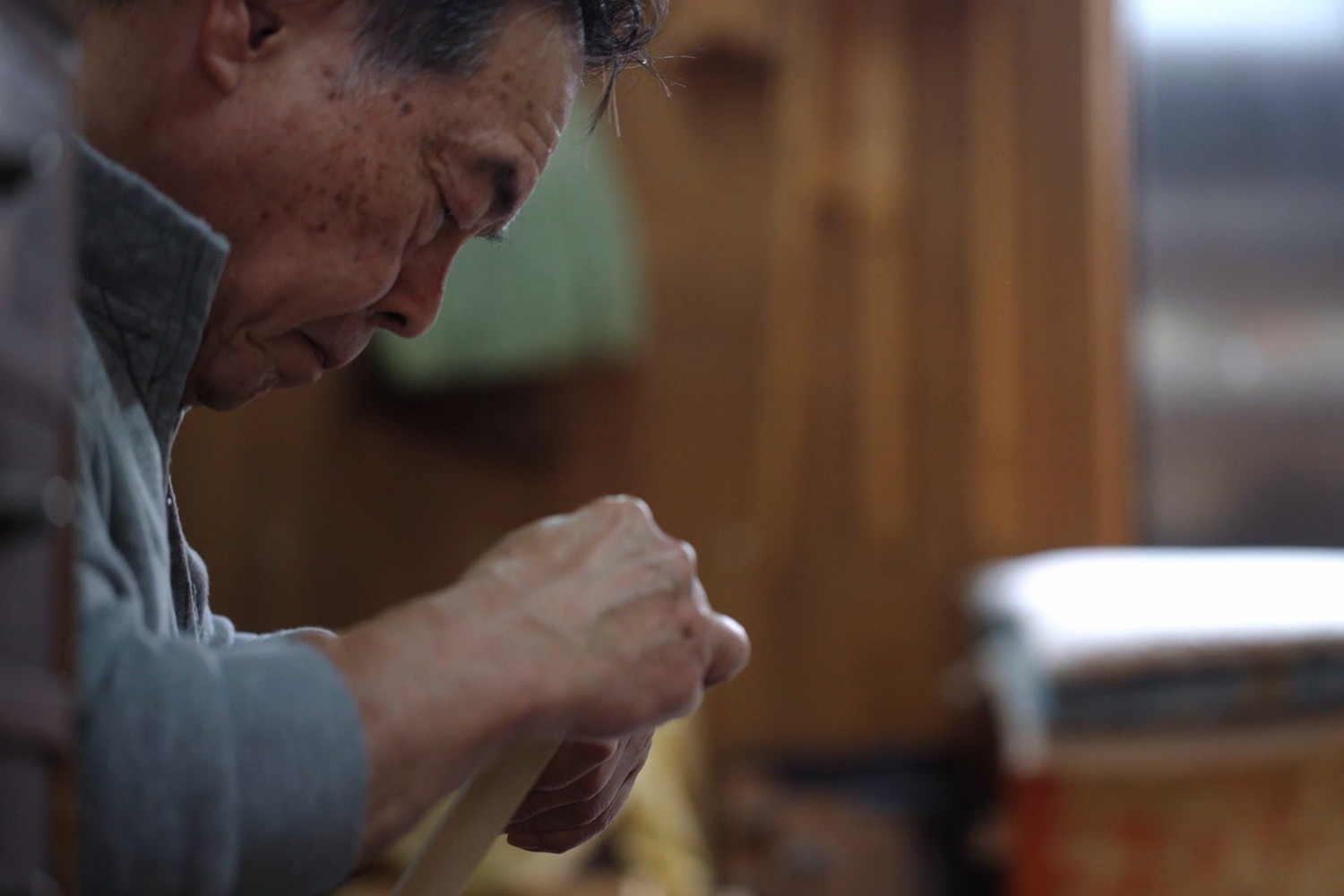 職人の男性が作業をする様子