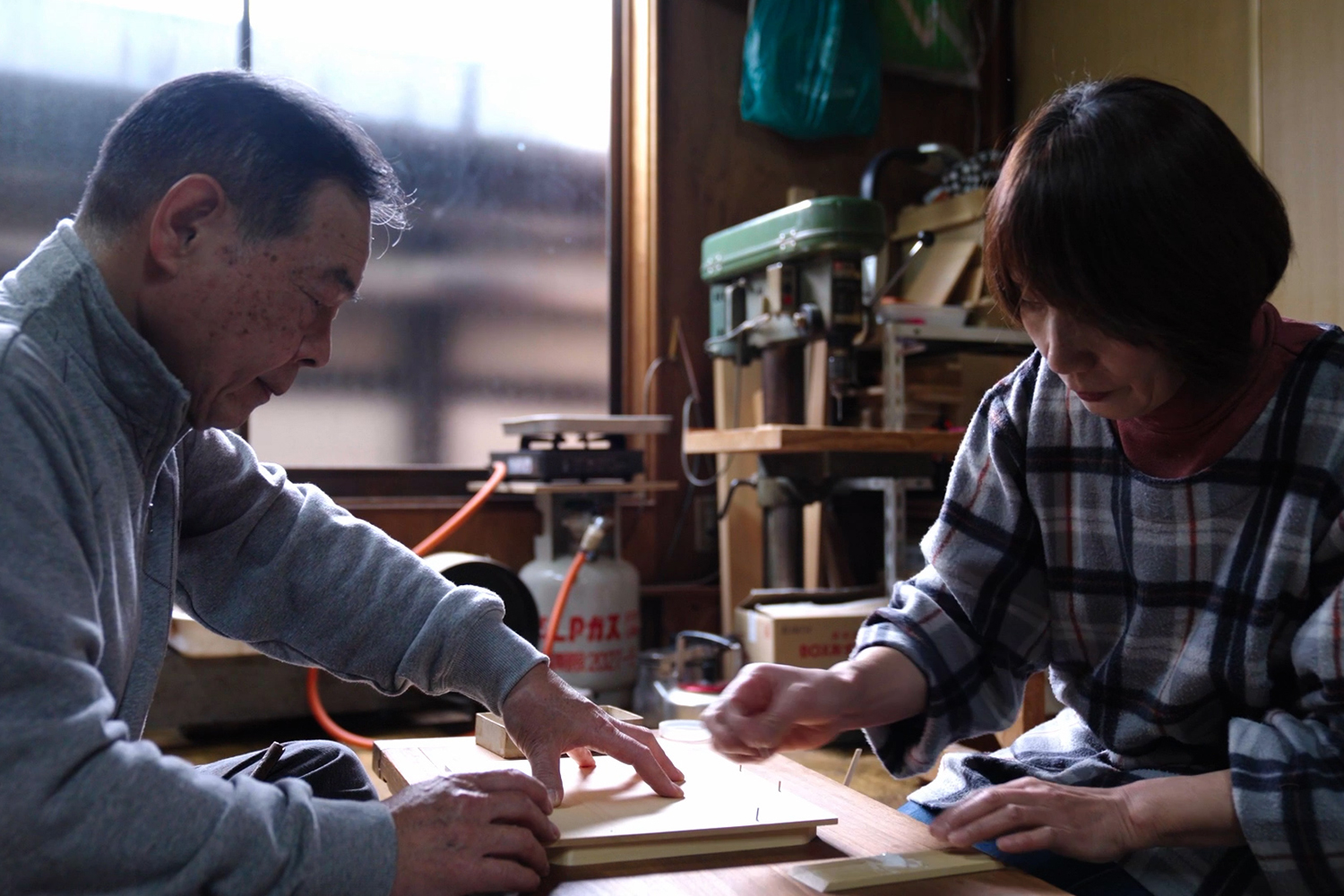 職人二人が並んで作業をする様子