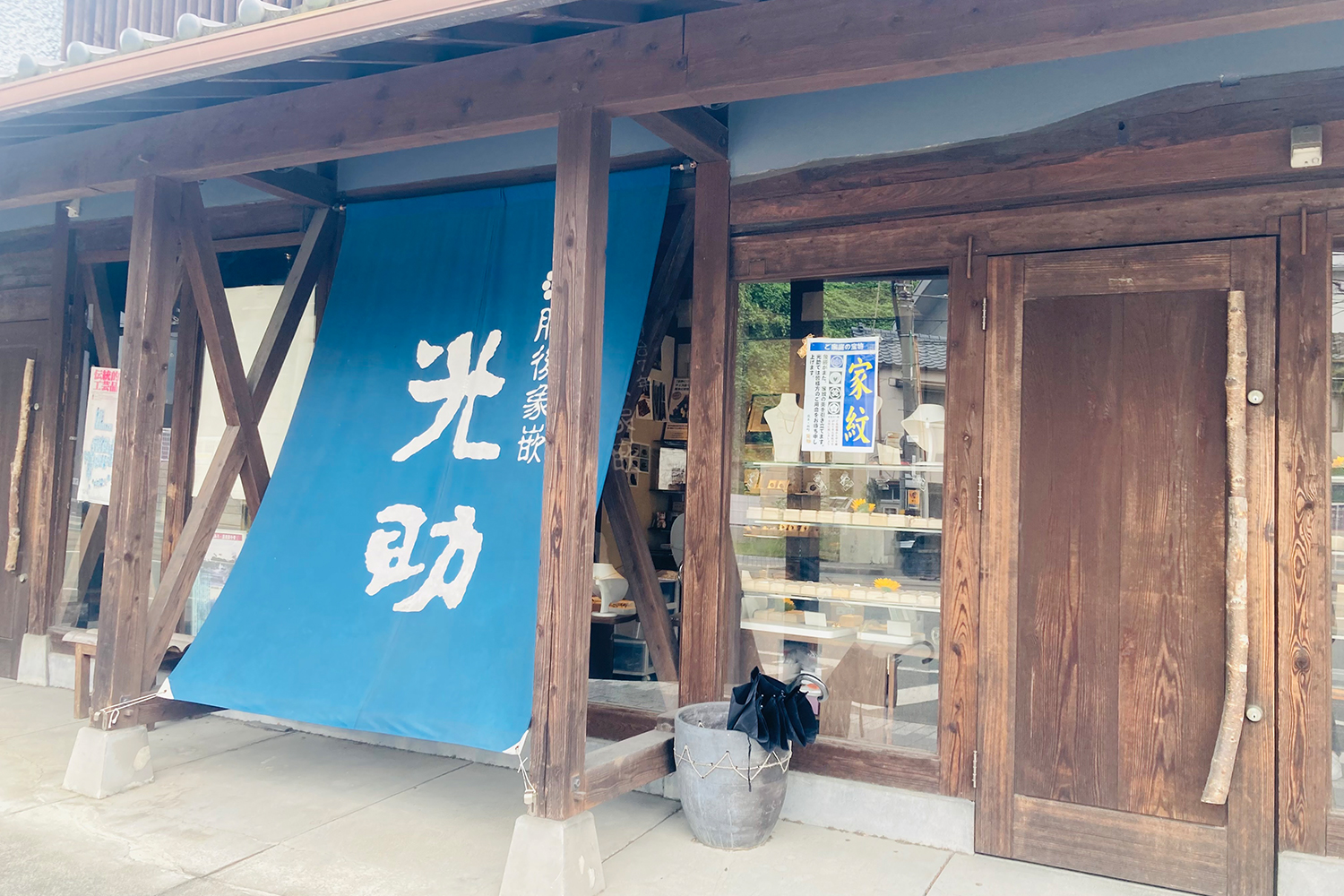 包丁・くわ・すきなど豊富な種類・用途の刃物が並んでいる