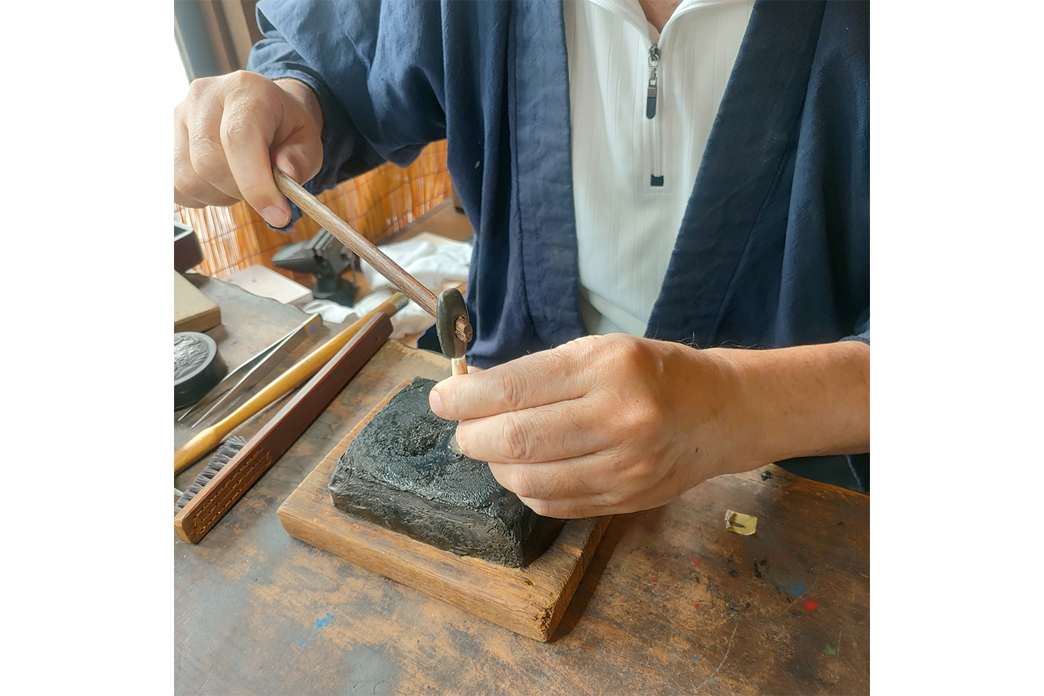 薄く切れ味の良い刃で多くの方に愛される刃物を制作中の様子