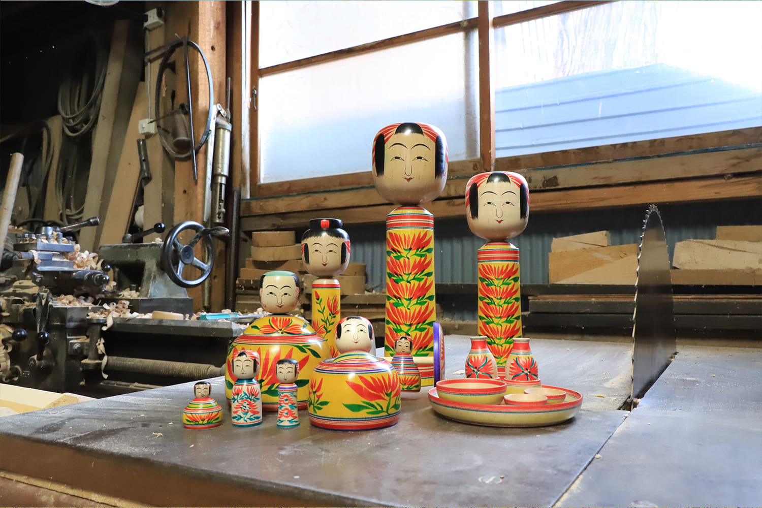 肘折こけしの商品が並べられている様子