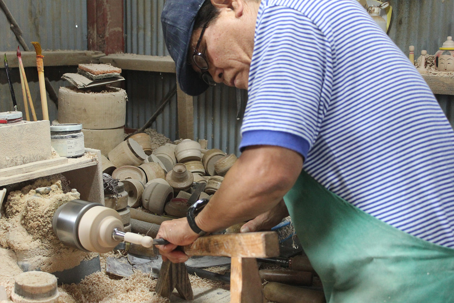 肘折こけしの職人が作業をする姿