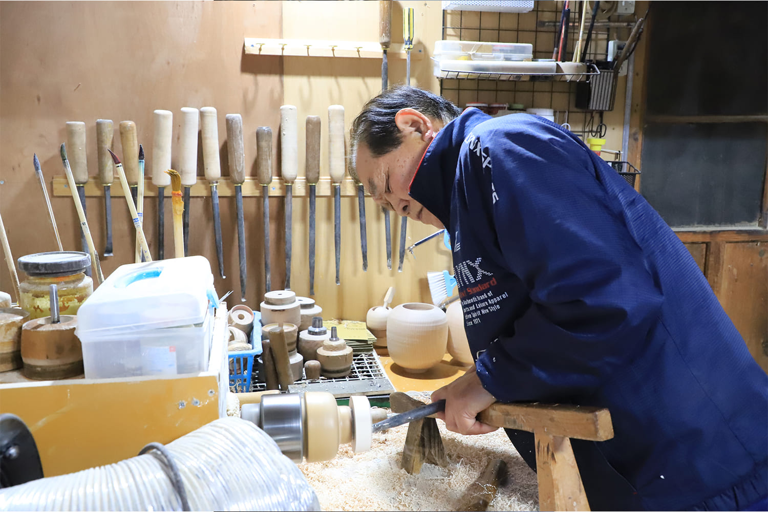 肘折こけしの商品を作る男性職人