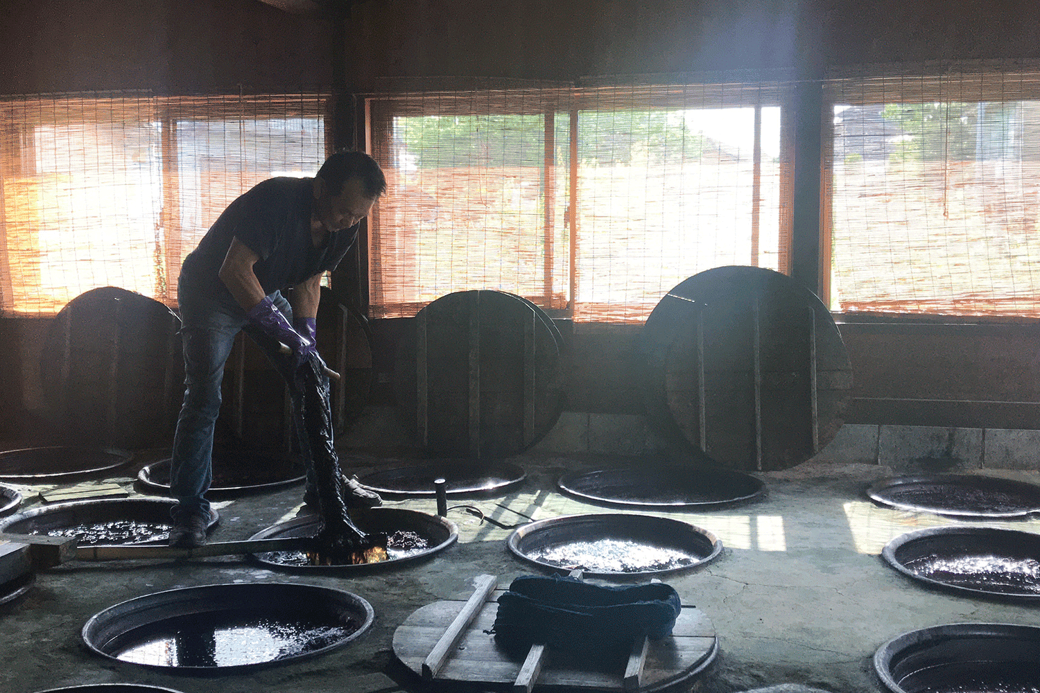 色とりどりの織物が並べられている様子