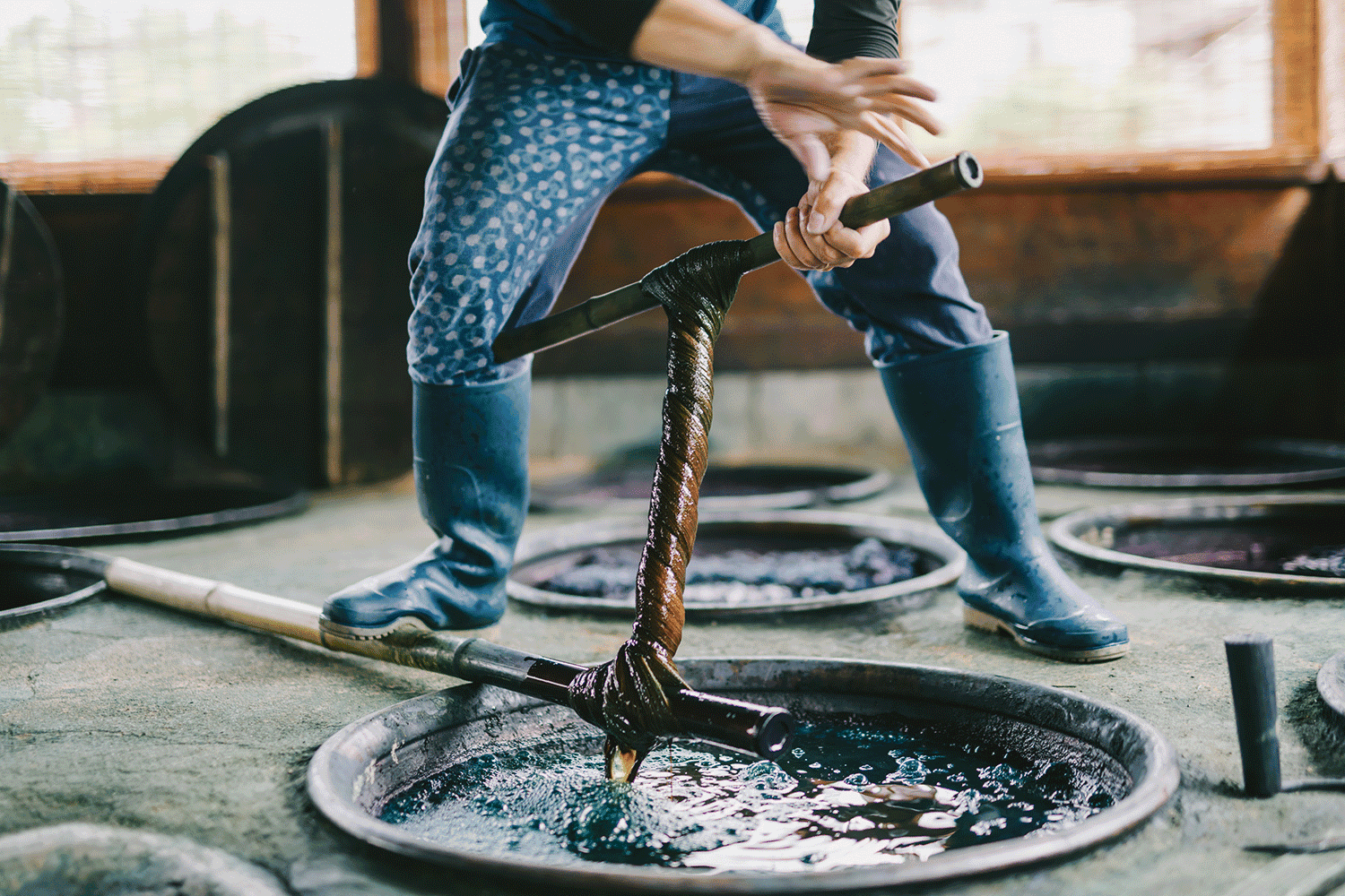職人が織る様子