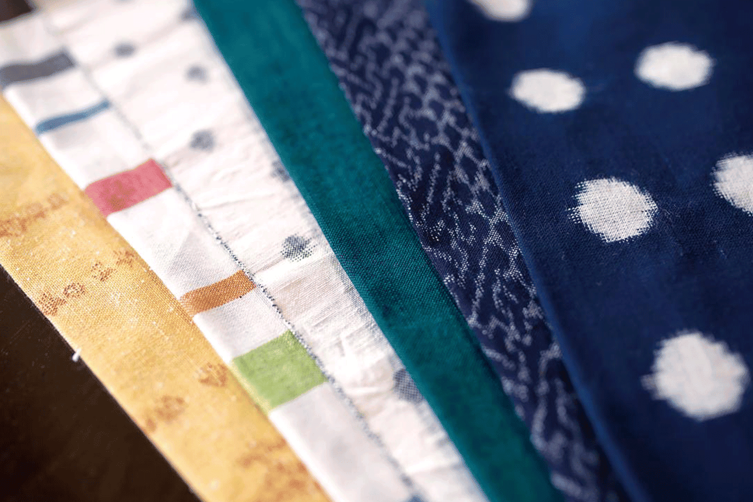 職人が織物を織る様子