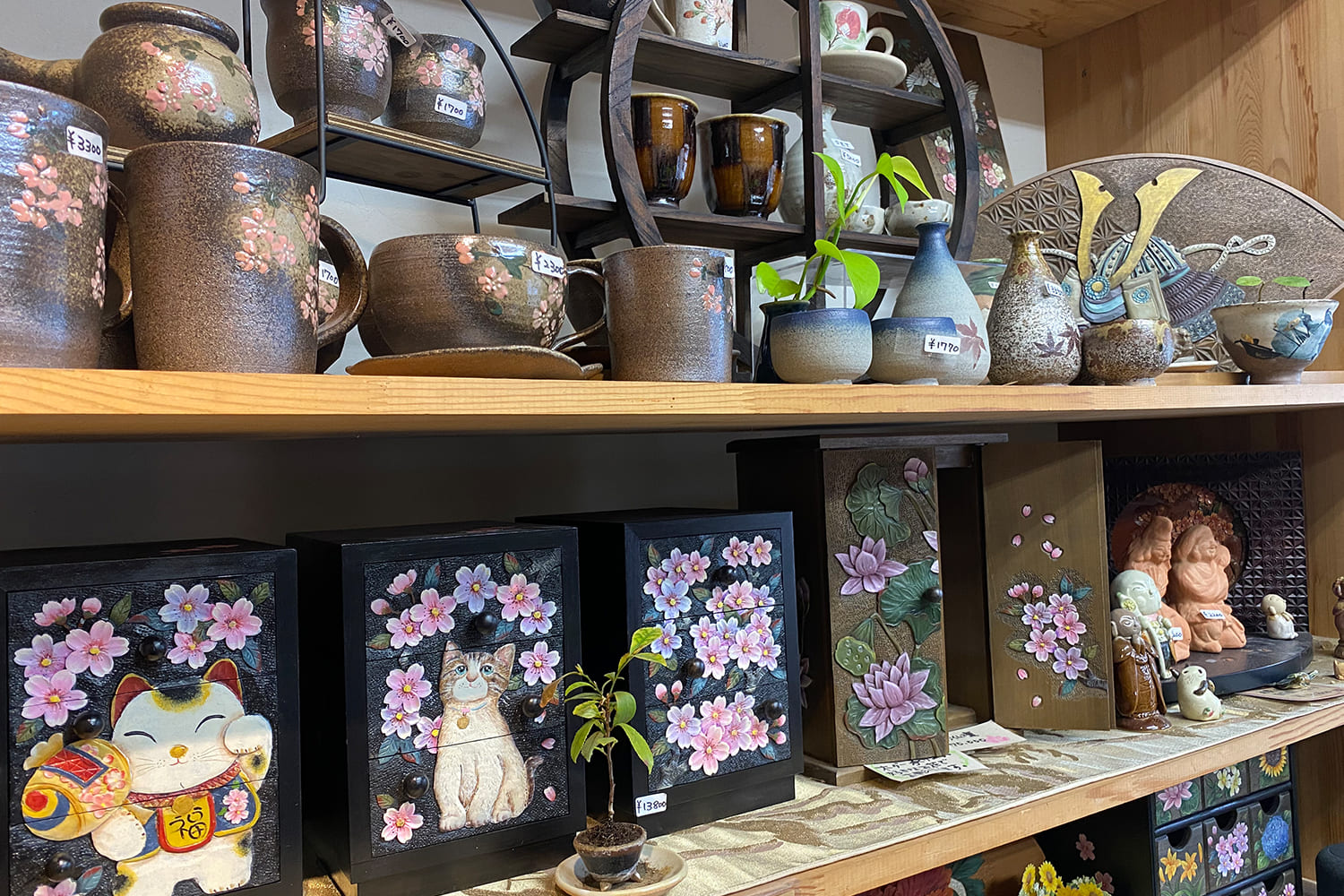 力強い曲線を描く彫刻技法が用い羅らえる工芸品の数々