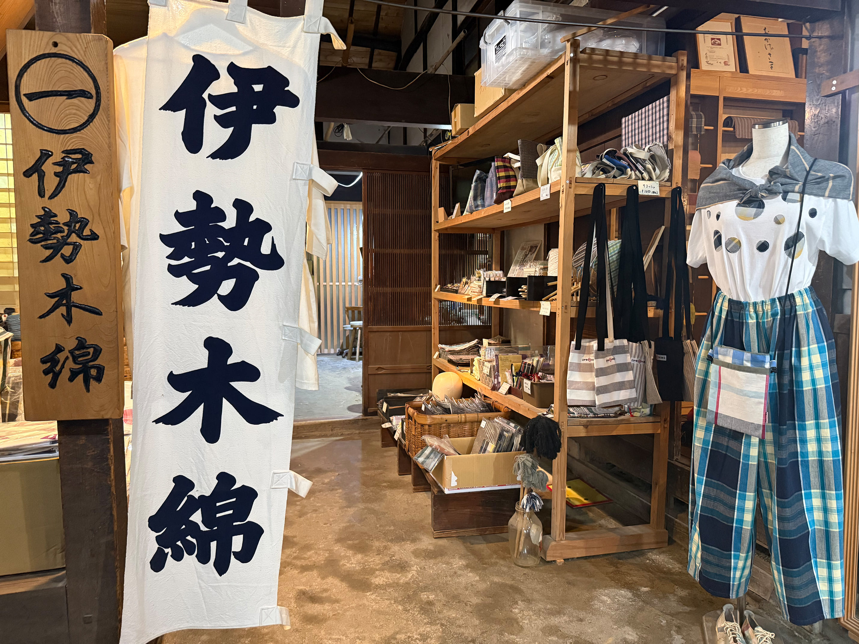 工房で丹波焼を制作する職人たちの風景