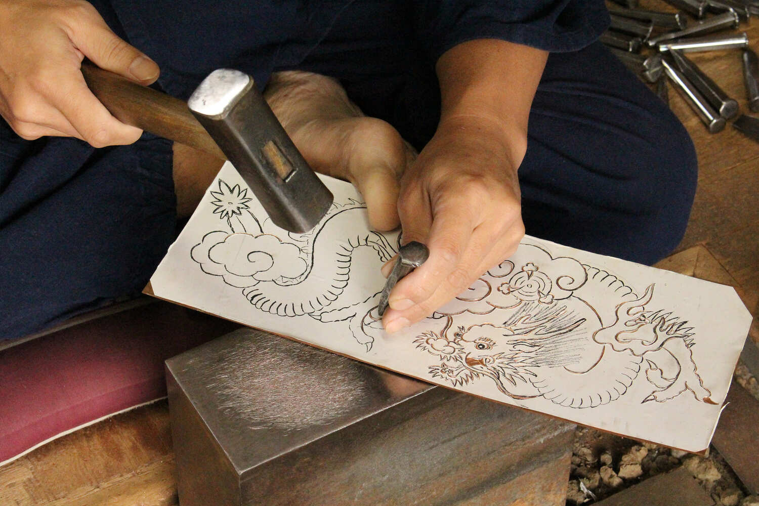 龍模様の金具を作成する様子