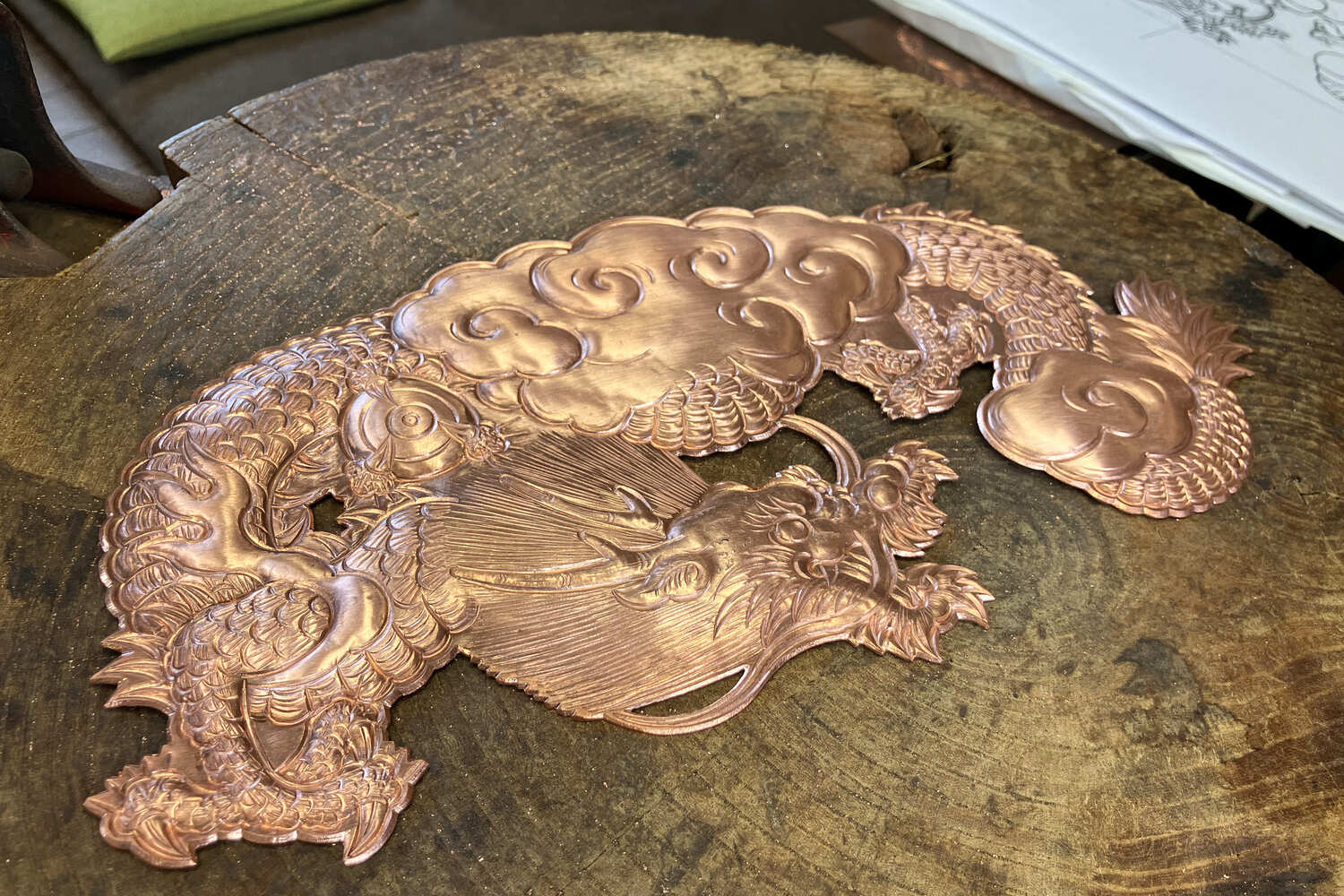 龍模様の金具が彫り上げられた様子