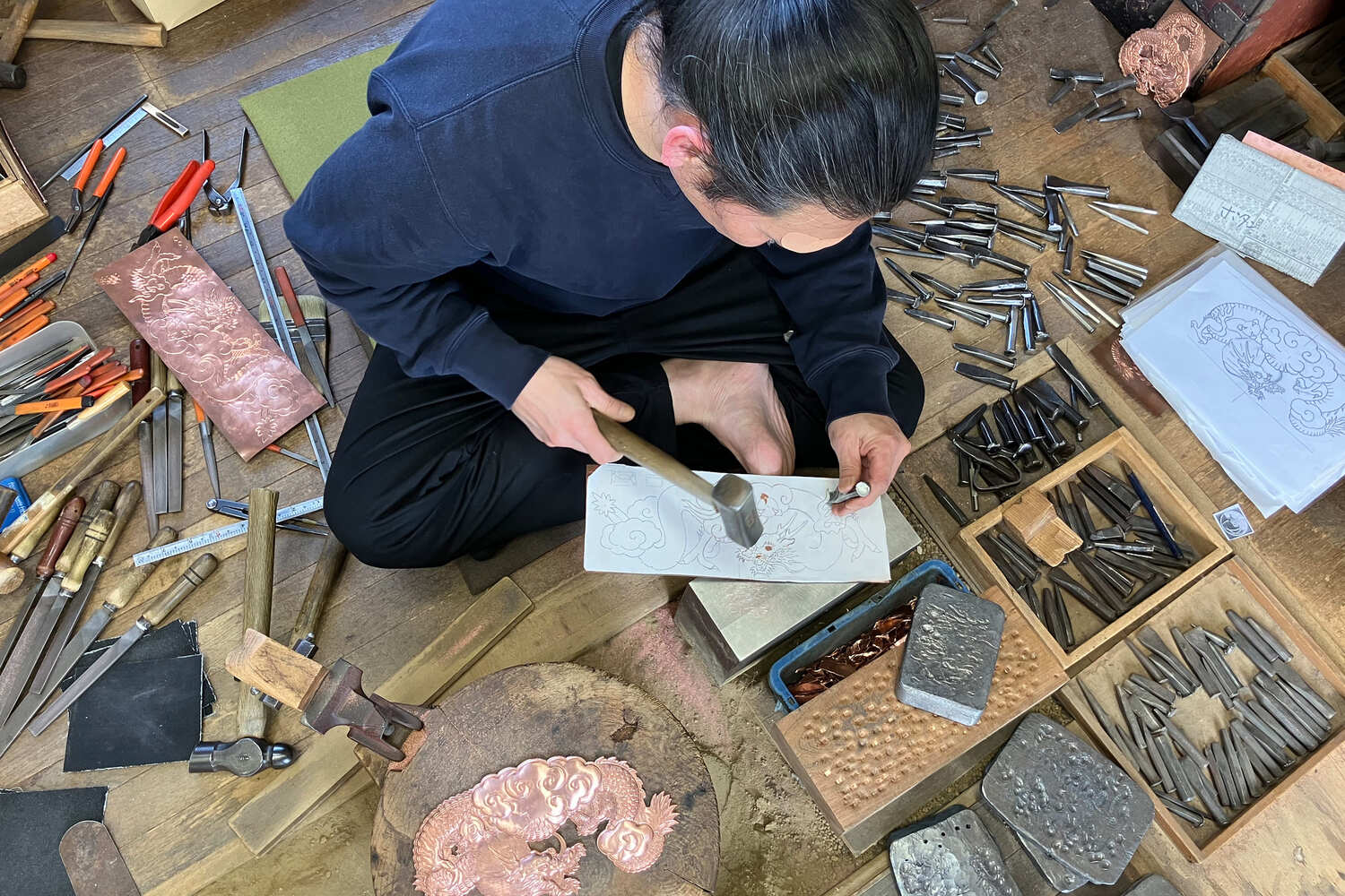 金具を制作する職人の男性
