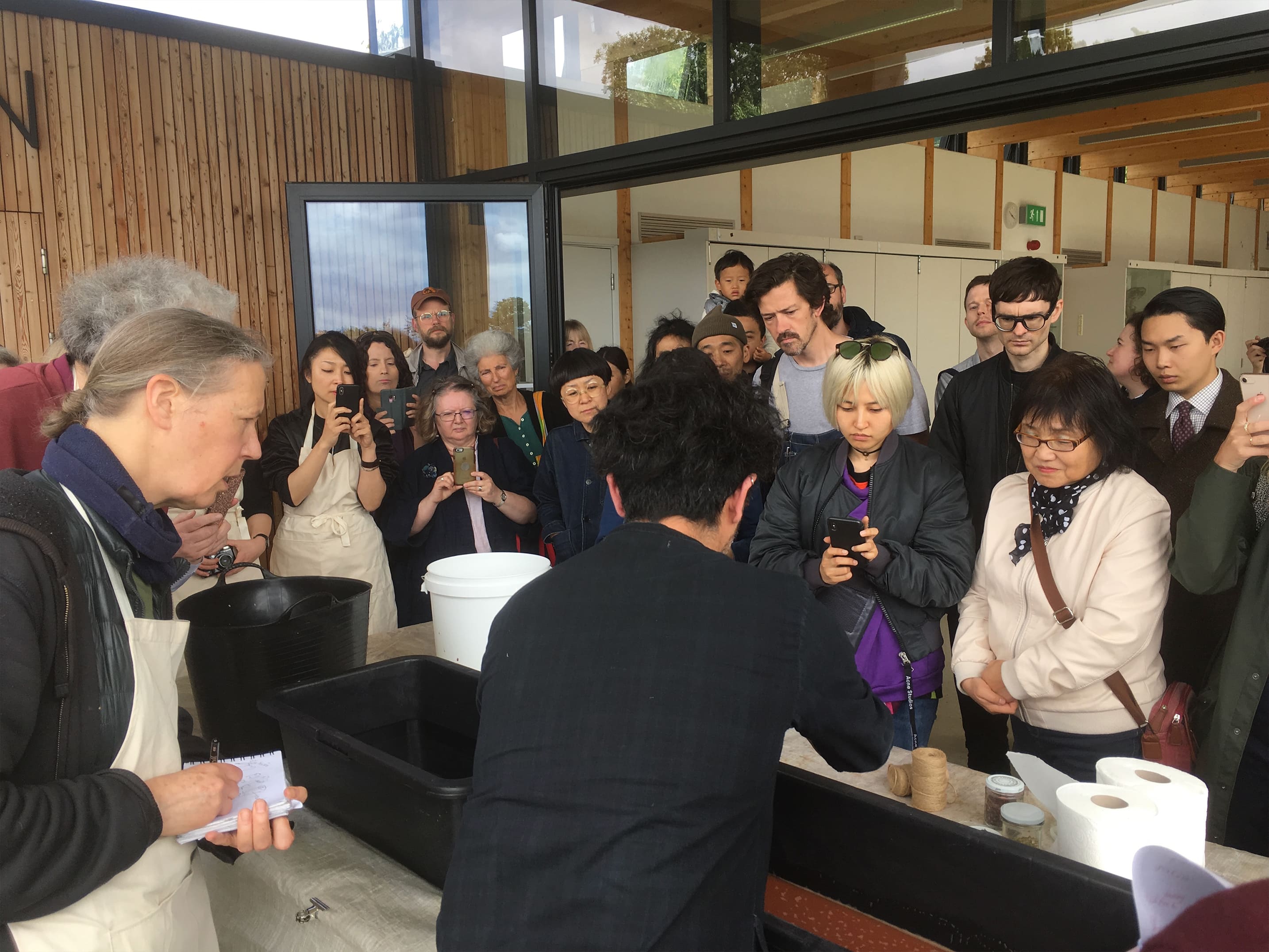尾張仏具商品が並んでいる様子