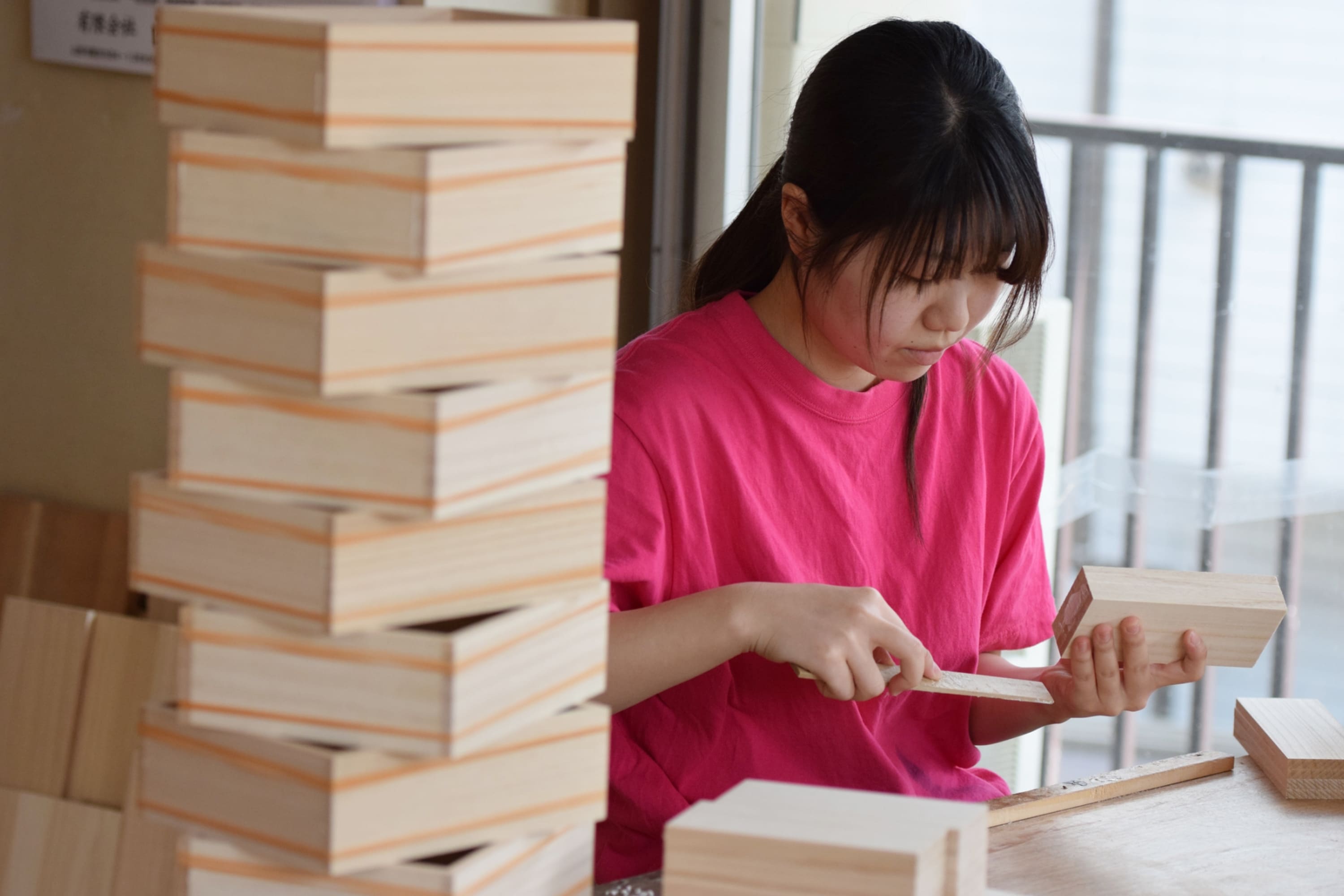 積み上げられた山形桐箱と職人の様子