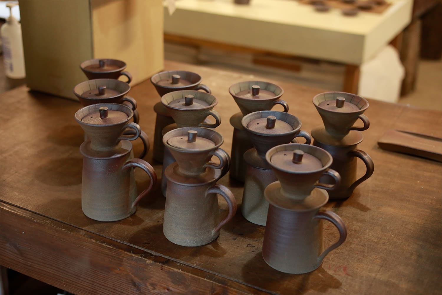 コーヒーポットが並ぶ様子