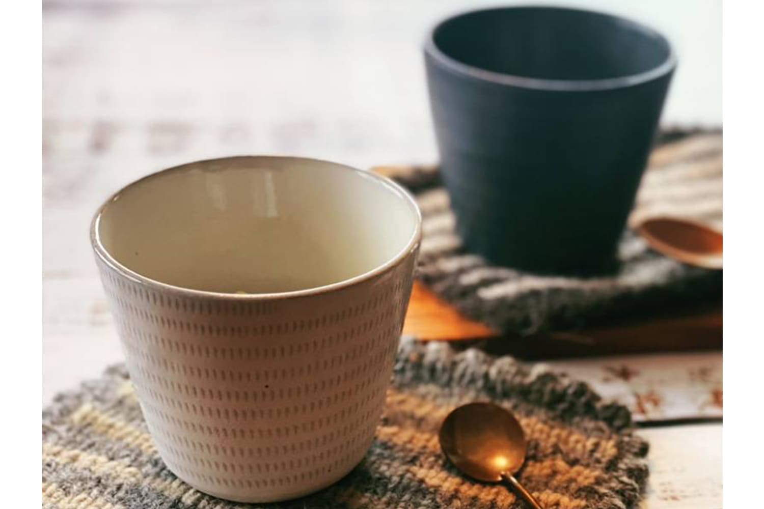 白黒のカップ2つが並ぶ