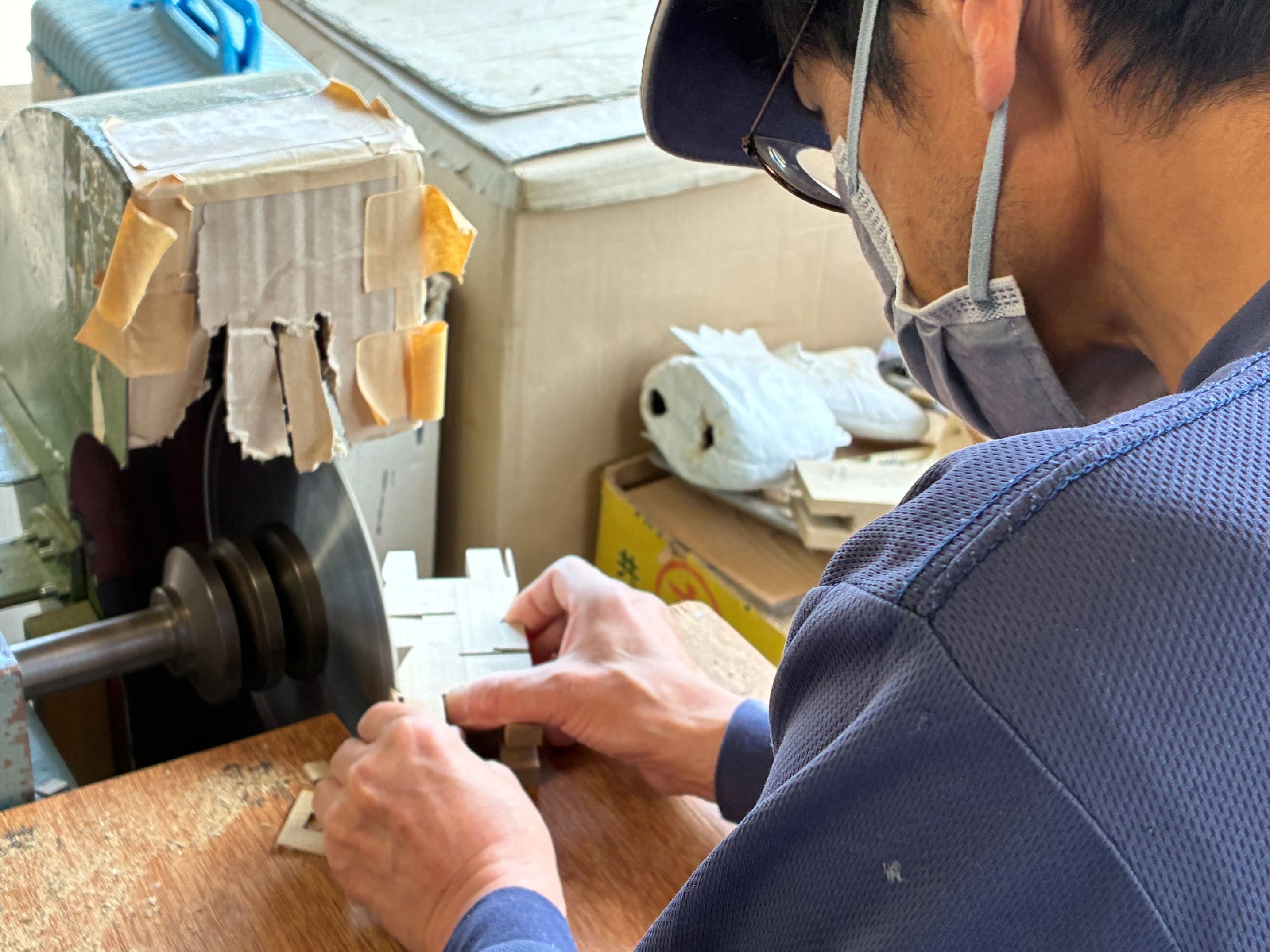 手で作業をする職人の姿と作業風景
