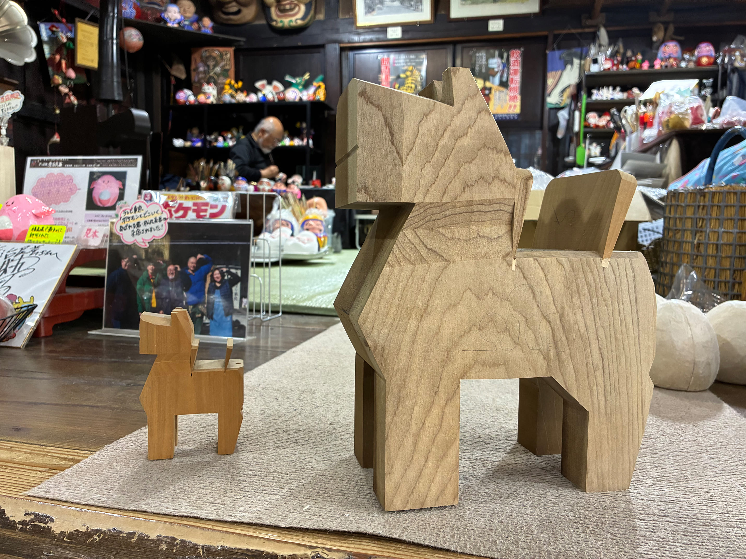 木材で作られた大小の高柴木馬