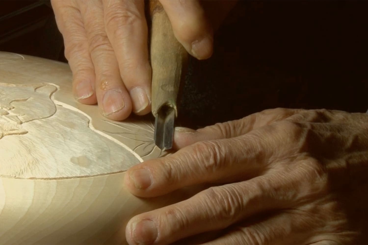 宮島細工の彫りの様子