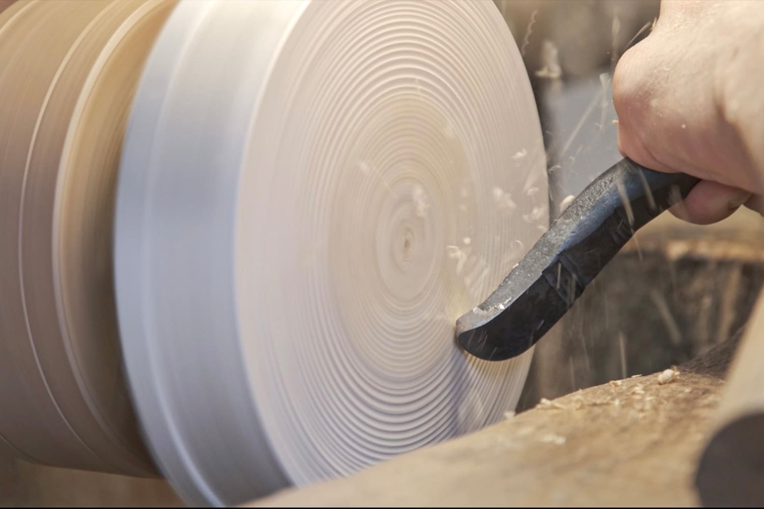 宮島細工のろくろの様子