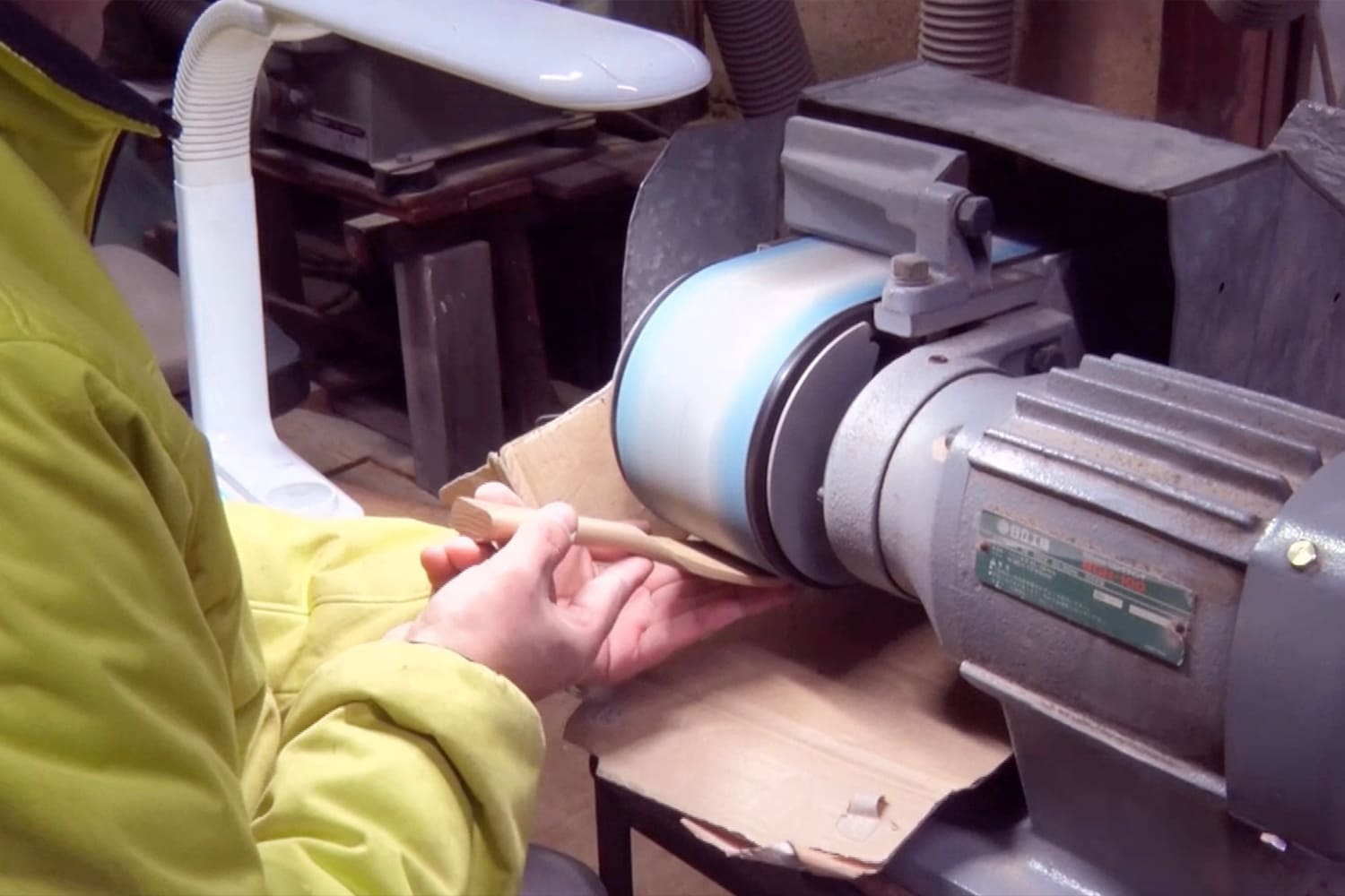 宮島細工の杓子を作る様子