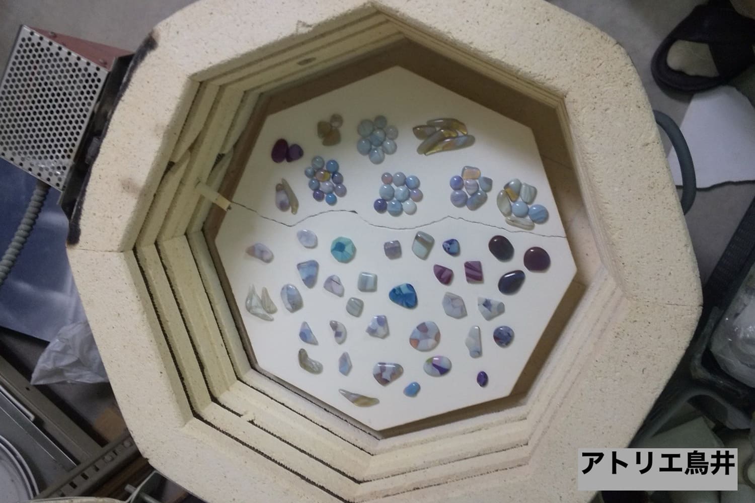 ガラスを溶かすための電気炉内部