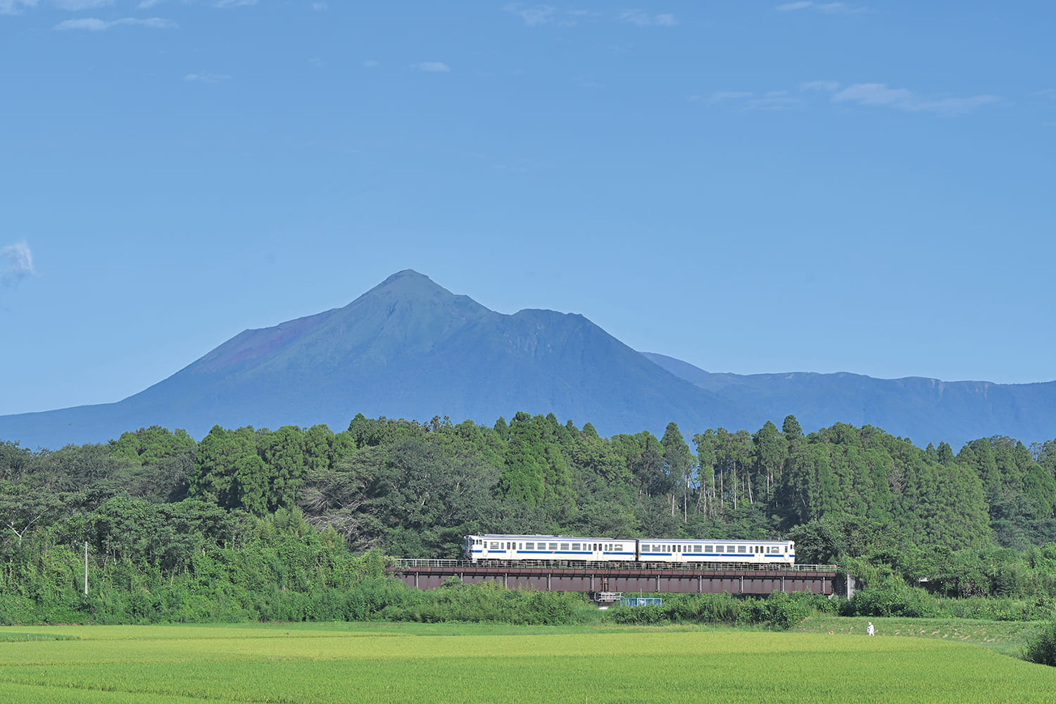 都城盆地の中心に位置する宮崎の電車が走る風景