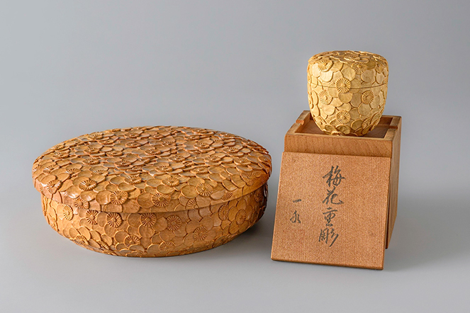伝統的な木工の技法を用い、神棚のパーツを一つひとつ組み立てる