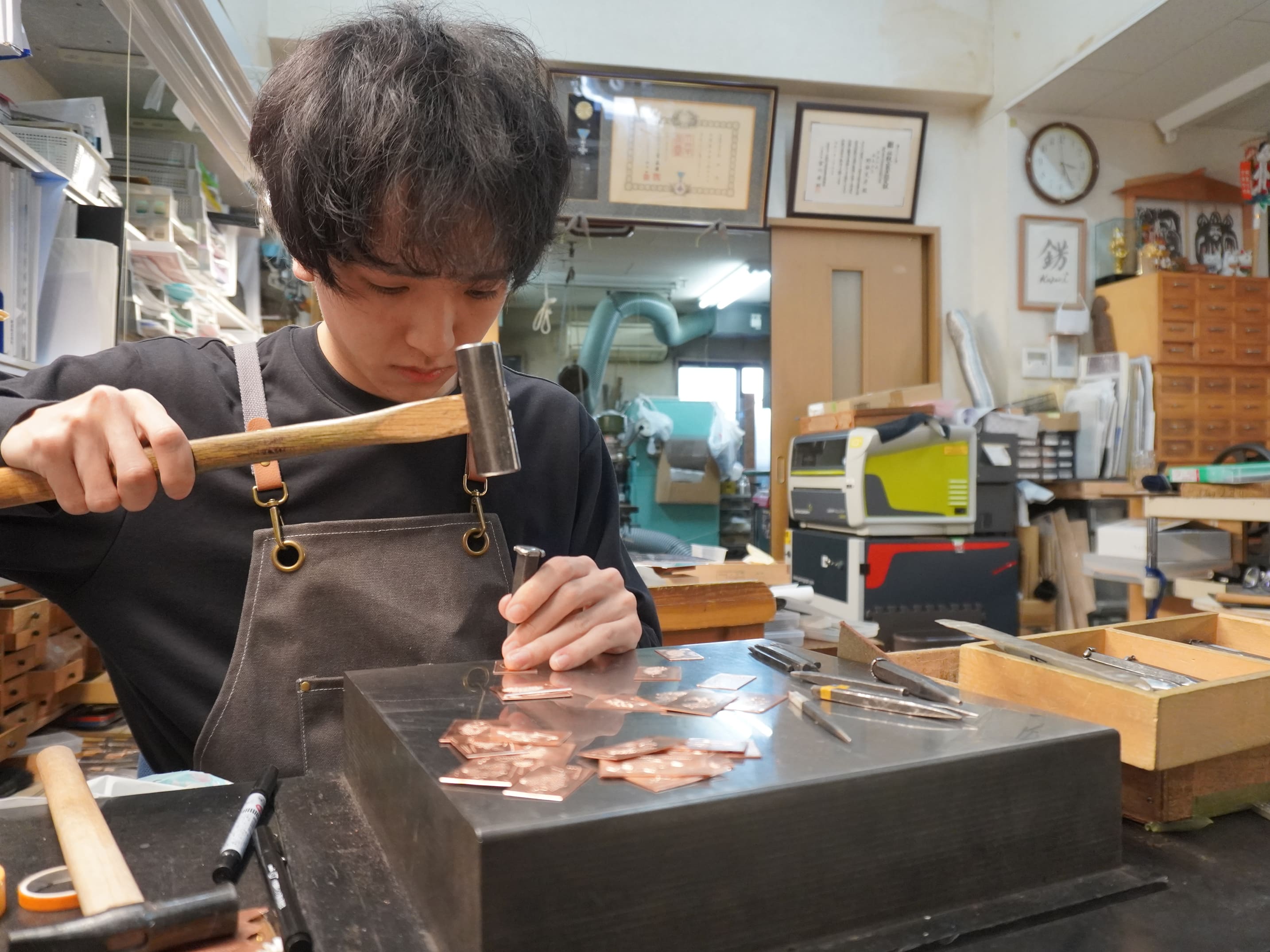尾張仏具商品が並んでいる様子
